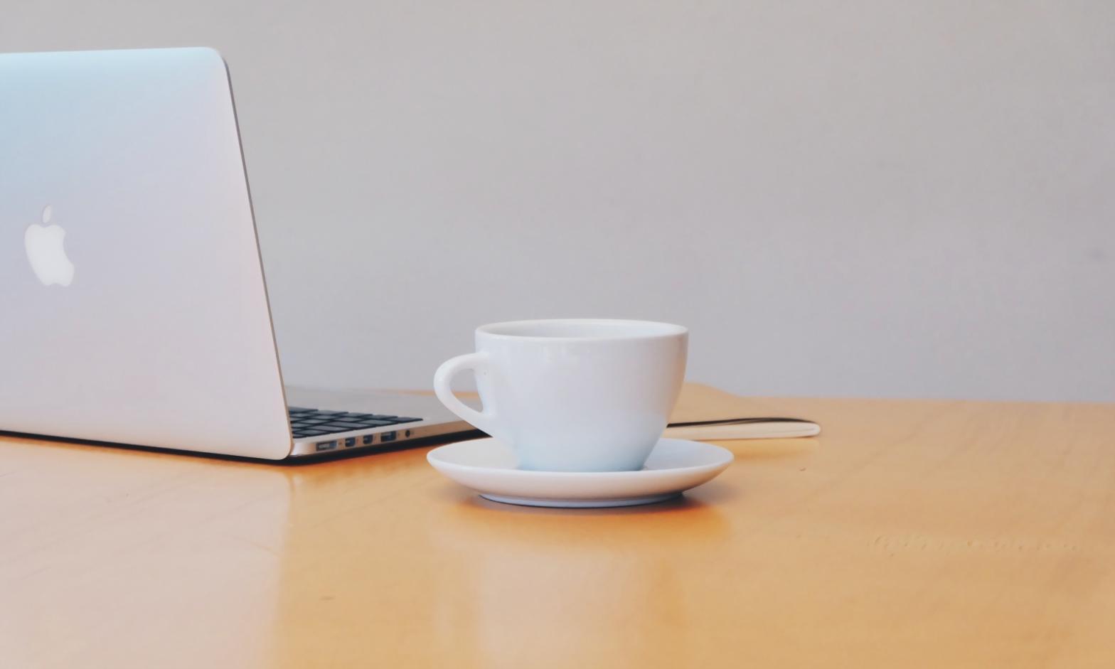 Arbeitsoberfläche mit SEO-Analyse-Tools und Datenvisualisierungen